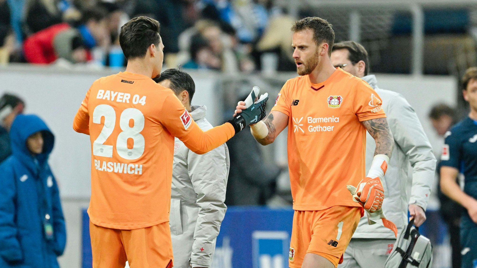 ARCHIV - 17.01.2026, Baden-Württemberg, Sinsheim: Fußball: Bundesliga, TSG 1899 Hoffenheim - Bayer Leverkusen, 18. Spieltag, PreZero Arena. Torwart Janis Blaswich (l, Bayer Leverkusen) und Torwart Mark Flekken (Bayer Leverkusen) bei der Auswechslung. Blaswich stand zuletzt im Bayer-Tor und vertrat Flekken. (zu dpa: «Bayer vor heikler Aufgabe in Heidenheim – Torwartfrage offen») Foto: Uwe Anspach/dpa +++ dpa-Bildfunk +++