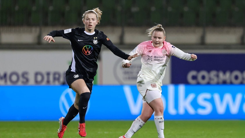 v.li.: Justine Kielland VfL Wolfsburg, 18 und Vanessa Fudalla Bayer 04 Leverkusen, 21 im Zweikampf, Duell, Dynamik, Aktion, Action, Spielszene, DIE DFB-RICHTLINIEN UNTERSAGEN JEGLICHE NUTZUNG VON FOTOS ALS SEQUENZBILDER UND/ODER VIDEOÄHNLICHE FOTOSTRECKEN. DFB REGULATIONS PROHIBIT ANY USE OF PHOTOGRAPHS AS IMAGE SEQUENCES AND/OR QUASI-VIDEO., 15.03.2026, Wolfsburg Deutschland, Fussball, Google Pixel Frauen-Bundesliga, VfL Wolfsburg - Bayer 04 Leverkusen *** from left Justine Kielland VfL Wolfsburg, 18 and Vanessa Fudalla Bayer 04 Leverkusen, 21 in a duel, dynamic, action, action, game scene, THE DFB REGULATIONS PROHIBIT ANY USE OF PHOTOGRAPHS AS IMAGE SEQUENCES AND OR QUASI VIDEO , 15 03 2026, Wolfsburg Germany , Football, Google Pixel Womens Bundesliga, VfL Wolfsburg Bayer 04 Leverkusen xobx
