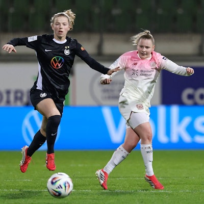 v.li.: Justine Kielland VfL Wolfsburg, 18 und Vanessa Fudalla Bayer 04 Leverkusen, 21 im Zweikampf, Duell, Dynamik, Aktion, Action, Spielszene, DIE DFB-RICHTLINIEN UNTERSAGEN JEGLICHE NUTZUNG VON FOTOS ALS SEQUENZBILDER UND/ODER VIDEOÄHNLICHE FOTOSTRECKEN. DFB REGULATIONS PROHIBIT ANY USE OF PHOTOGRAPHS AS IMAGE SEQUENCES AND/OR QUASI-VIDEO., 15.03.2026, Wolfsburg Deutschland, Fussball, Google Pixel Frauen-Bundesliga, VfL Wolfsburg - Bayer 04 Leverkusen *** from left Justine Kielland VfL Wolfsburg, 18 and Vanessa Fudalla Bayer 04 Leverkusen, 21 in a duel, dynamic, action, action, game scene, THE DFB REGULATIONS PROHIBIT ANY USE OF PHOTOGRAPHS AS IMAGE SEQUENCES AND OR QUASI VIDEO , 15 03 2026, Wolfsburg Germany , Football, Google Pixel Womens Bundesliga, VfL Wolfsburg Bayer 04 Leverkusen xobx