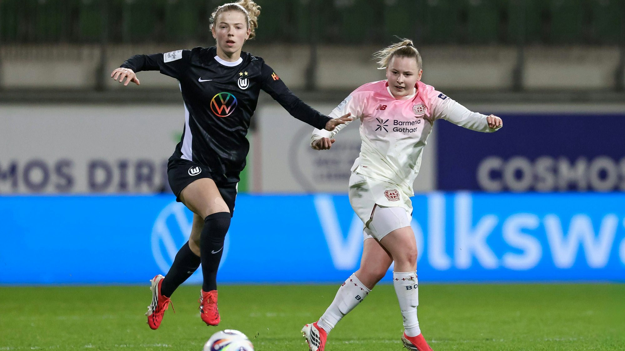 v.li.: Justine Kielland VfL Wolfsburg, 18 und Vanessa Fudalla Bayer 04 Leverkusen, 21 im Zweikampf, Duell, Dynamik, Aktion, Action, Spielszene, DIE DFB-RICHTLINIEN UNTERSAGEN JEGLICHE NUTZUNG VON FOTOS ALS SEQUENZBILDER UND/ODER VIDEOÄHNLICHE FOTOSTRECKEN. DFB REGULATIONS PROHIBIT ANY USE OF PHOTOGRAPHS AS IMAGE SEQUENCES AND/OR QUASI-VIDEO., 15.03.2026, Wolfsburg Deutschland, Fussball, Google Pixel Frauen-Bundesliga, VfL Wolfsburg - Bayer 04 Leverkusen *** from left Justine Kielland VfL Wolfsburg, 18 and Vanessa Fudalla Bayer 04 Leverkusen, 21 in a duel, dynamic, action, action, game scene, THE DFB REGULATIONS PROHIBIT ANY USE OF PHOTOGRAPHS AS IMAGE SEQUENCES AND OR QUASI VIDEO , 15 03 2026, Wolfsburg Germany , Football, Google Pixel Womens Bundesliga, VfL Wolfsburg Bayer 04 Leverkusen xobx