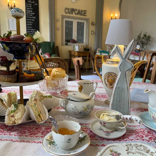 Das Auge issst mit: Die Teatime in der Zuckerbäckerei in der Orangerie von Schloss Merten in Eitorf.