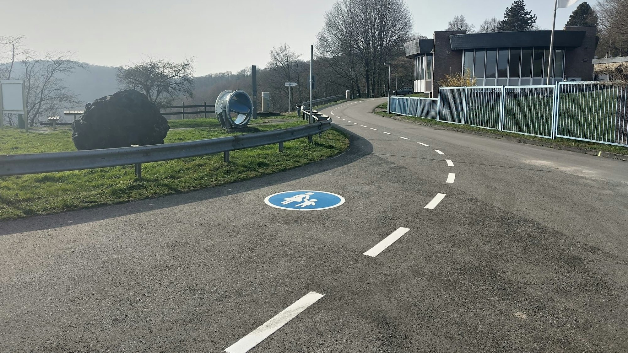 Weiße Linien trennen den Fußweg von der Fahrbahn ab.