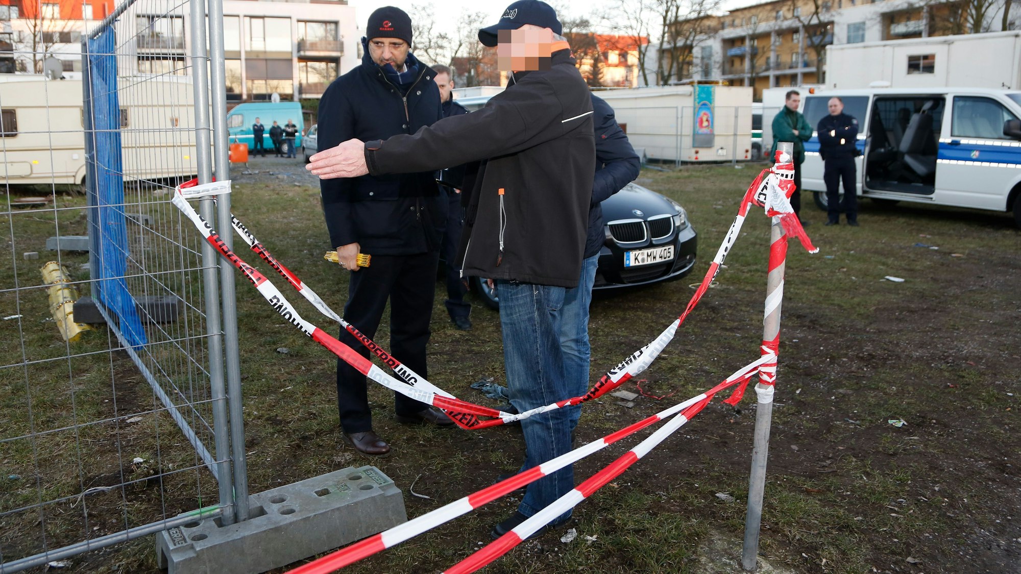 März 2013: Das Gericht tagt am Tatort. Verteidiger Abdou Gabbar hat einen Zollstock dabei und hört seinem Mandanten Klaus P. zu.