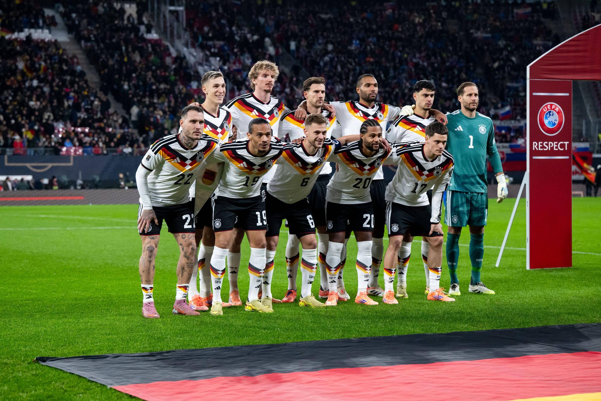 Die deutsche Nationalmannschaft steht vor einem Länderspiel zum Teamfoto bereit.