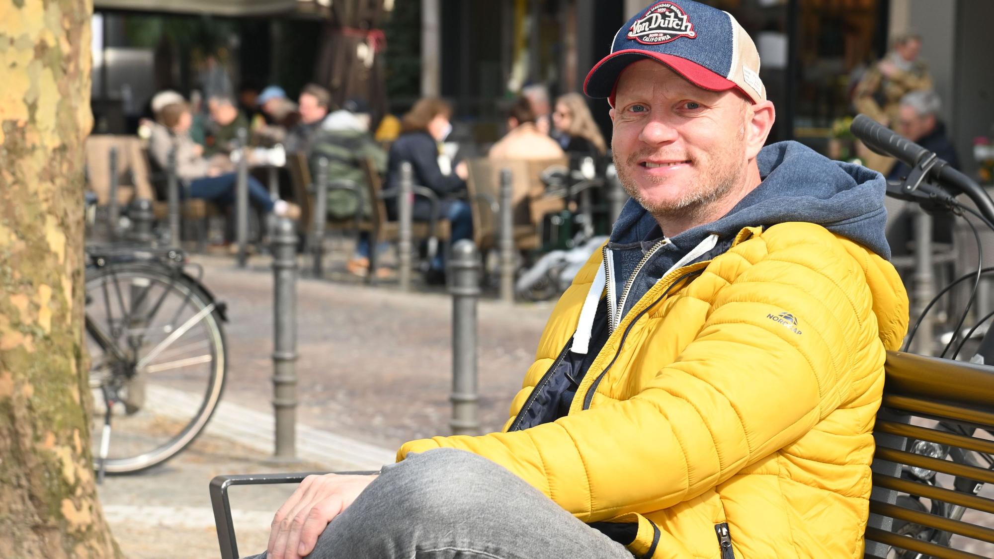 20.03.2026 Köln. Umfrage zum Thema Glück in der Kölner Innenstadt. Foto: Alexander Schwaiger