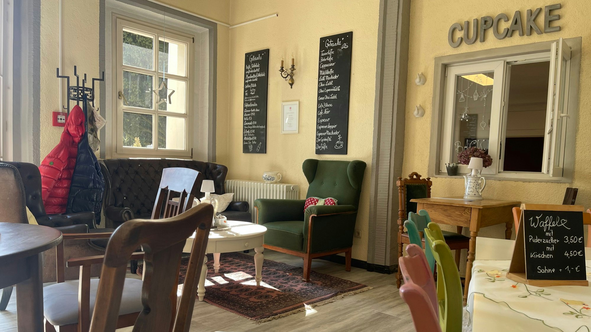 Liebevoll mit alten Möbeln eingerichtet ist die Zuckerbäckerei in Eitorf-Merten.