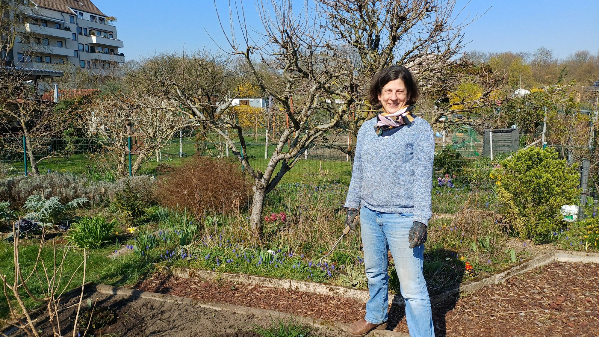 Larissa Krause bereitet ein neues Gemüsebeet vor.