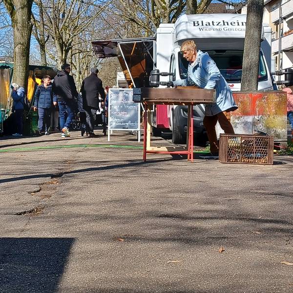Schlaglöcher, Risse im Asphalt und Kabelbrücken: Die Promenade am Riehler Gürtel bietet einige Stolperfallen und Hindernisse, gerade für Senioren mit Rollator.