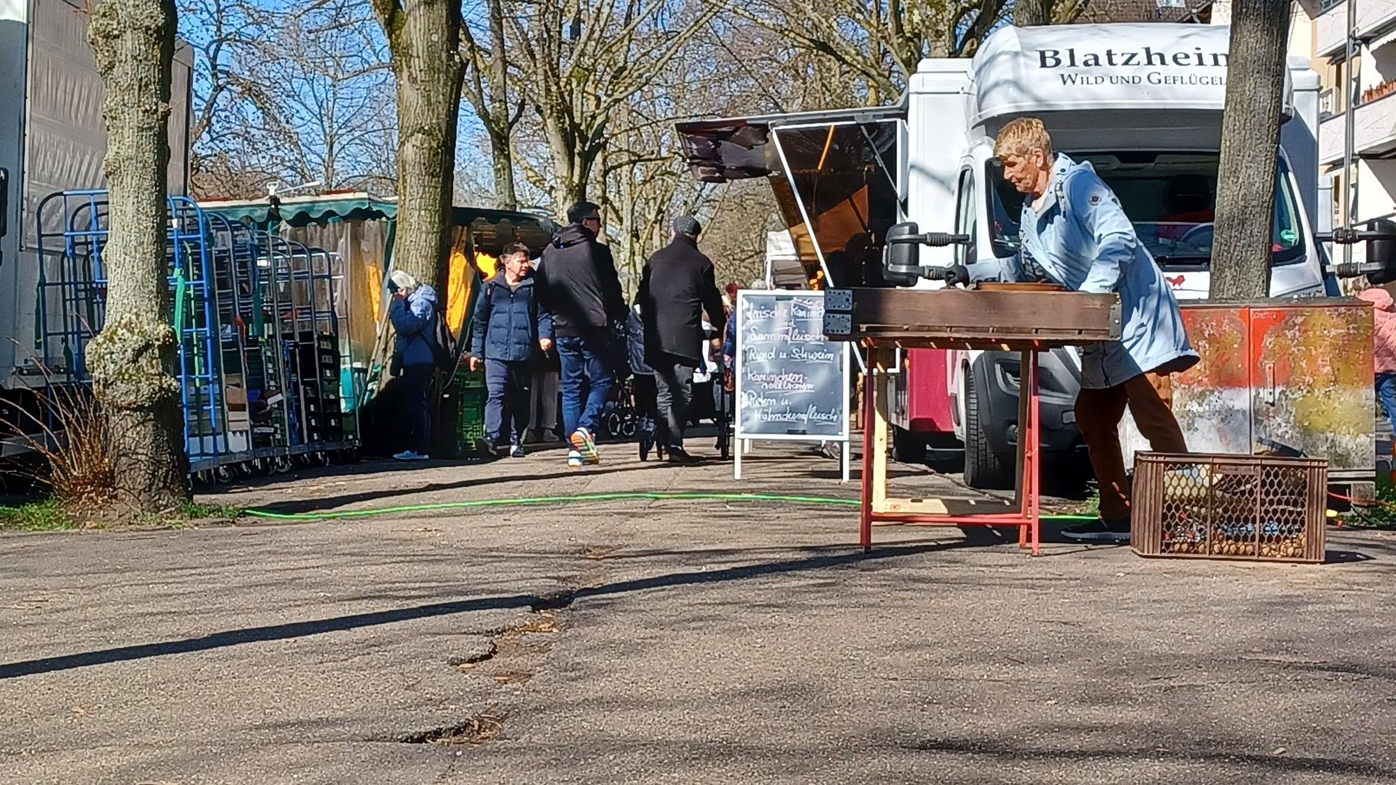 Schlaglöcher, Risse im Asphalt und Kabelbrücken: Die Promenade am Riehler Gürtel bietet einige Stolperfallen und Hindernisse, gerade für Senioren mit Rollator.