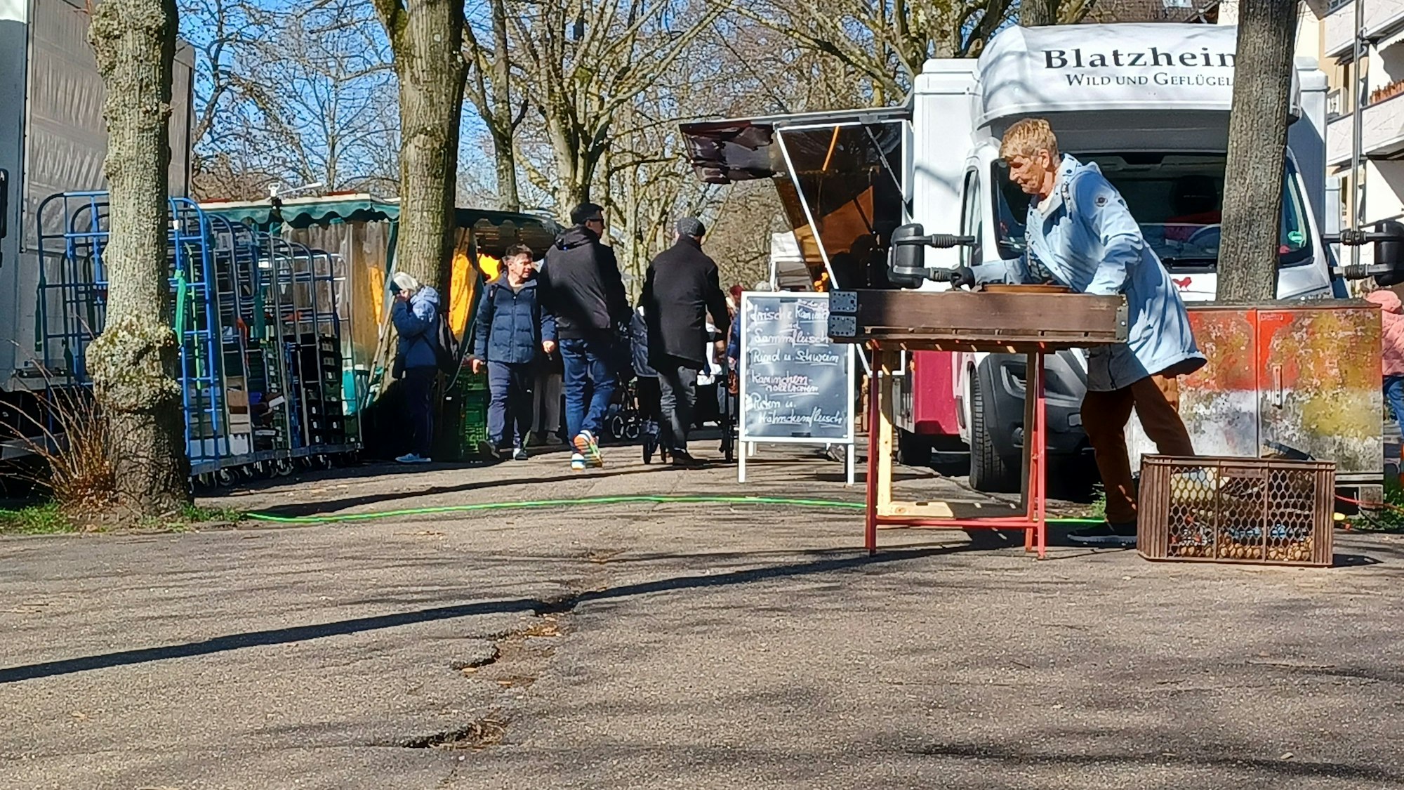 Schlaglöcher, Risse im Asphalt und Kabelbrücken: Die Promenade am Riehler Gürtel bietet einige Stolperfallen und Hindernisse, gerade für Senioren mit Rollator.