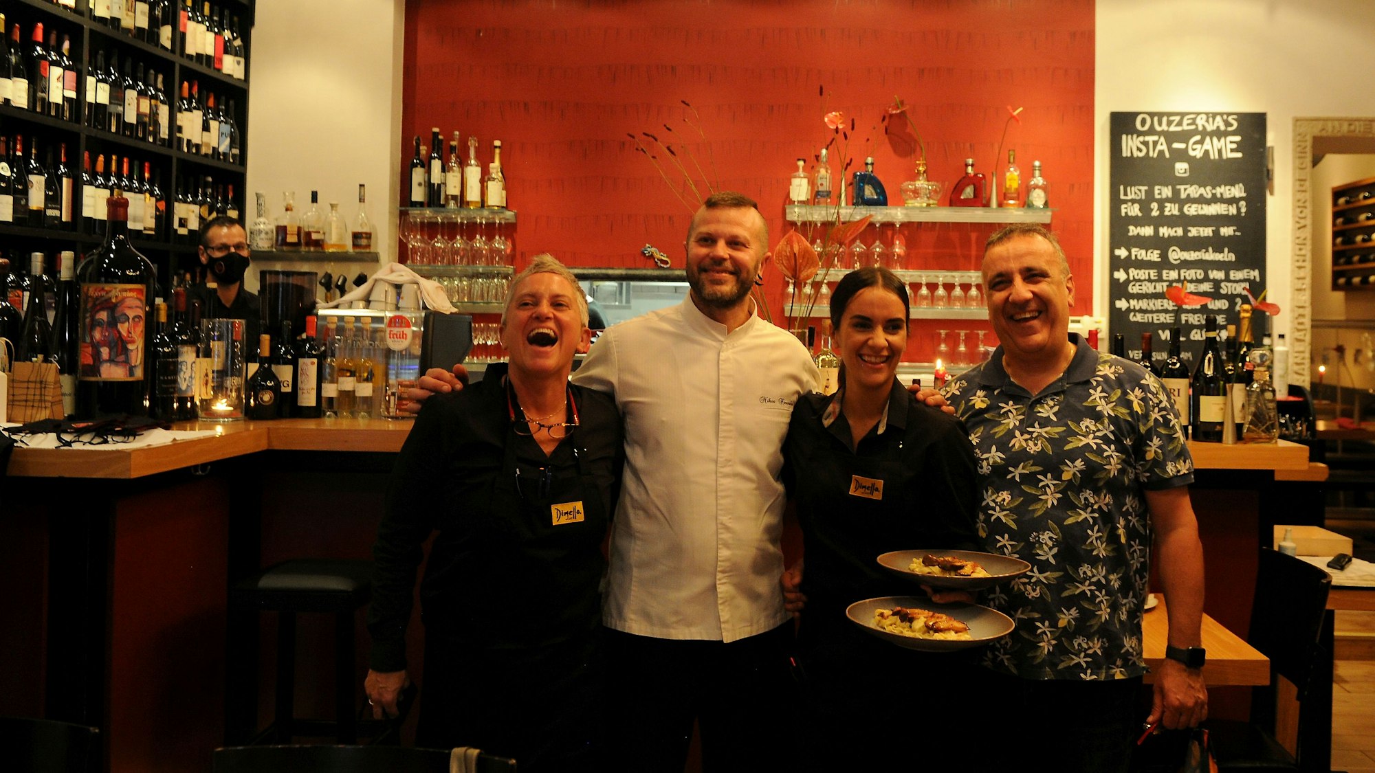 Maria Karpathiotaki (2.v.r.) und Nikos Kasotakis (2.v.l.) haben die Ouzeria am Brüsseler Platz von ihren Eltern Georgios Karpathiotakis (r.) und Angeliki Voulgaropoulou (l.) 2020 übernommen (Archivfoto)