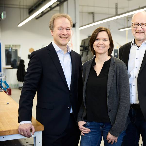 Die Projektleitung des Vorhabens „Start-up Center Gateway TH Köln“: von links: Prof. Dr. Kai Thürbach, Dr. Stephanie Grubenbecher und Prof. Dr. Jörg Luderich. (Bild: Heike Fischer/TH Köln)