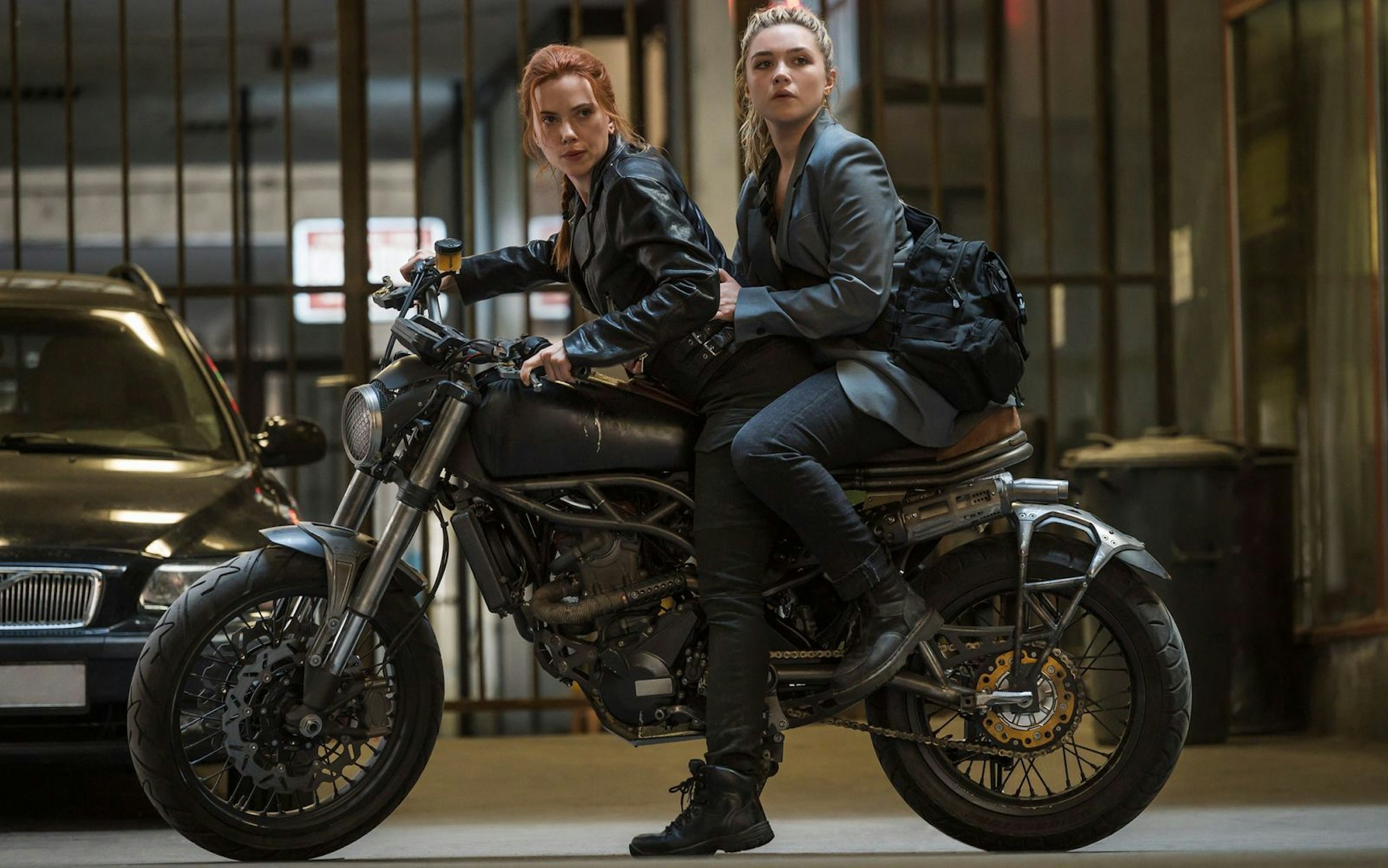 Natasha Romanoff (Scarlett Johansson, links) trifft in Budapest ihre kleine Schwester Yelena (Florence Pugh) wieder - die natürlich auf dem Sozius Platz nehmen muss. (Bild: Marvel Studios 2021. All Rights Reserved. / Jay Maidment)