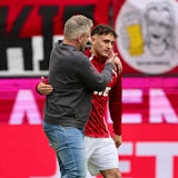 Lukas Kwasniok mit Youngster Cenny Neumann.