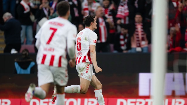 21.03.2026, Nordrhein-Westfalen, Köln: Fußball, Männer: Bundesliga, 1. FC Köln - Borussia Mönchengladbach, 27. Spieltag, RheinEnergieStadion. Torschütze Eric Martel (1. FC Köln) jubelt nach seinem Treffer zum 3:3 Ausgleich. Foto: Marius Becker/dpa - WICHTIGER HINWEIS: Gemäß den Vorgaben der DFL Deutsche Fußball Liga bzw. des DFB Deutscher Fußball-Bund ist es untersagt, in dem Stadion und/oder vom Spiel angefertigte Fotoaufnahmen in Form von Sequenzbildern und/oder videoähnlichen Fotostrecken zu verwerten bzw. verwerten zu lassen. +++ dpa-Bildfunk +++