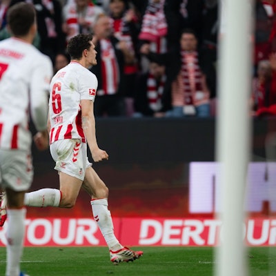 21.03.2026, Nordrhein-Westfalen, Köln: Fußball, Männer: Bundesliga, 1. FC Köln - Borussia Mönchengladbach, 27. Spieltag, RheinEnergieStadion. Torschütze Eric Martel (1. FC Köln) jubelt nach seinem Treffer zum 3:3 Ausgleich. Foto: Marius Becker/dpa - WICHTIGER HINWEIS: Gemäß den Vorgaben der DFL Deutsche Fußball Liga bzw. des DFB Deutscher Fußball-Bund ist es untersagt, in dem Stadion und/oder vom Spiel angefertigte Fotoaufnahmen in Form von Sequenzbildern und/oder videoähnlichen Fotostrecken zu verwerten bzw. verwerten zu lassen. +++ dpa-Bildfunk +++