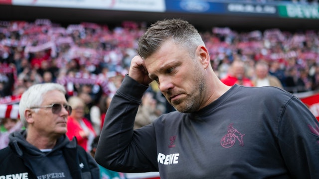 Lukas Kwasniok erlebte einen fordernden Tag im Rhein-Energie-Stadion. Der Trainer steckt in einer tiefen Krise.