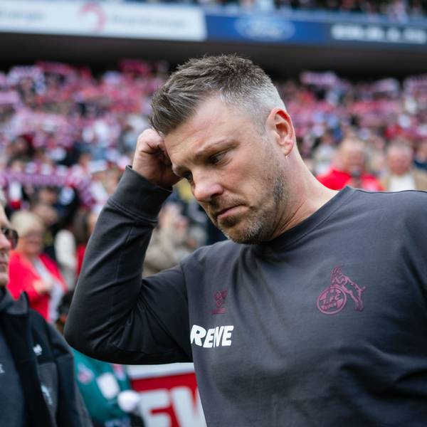 Lukas Kwasniok erlebte einen fordernden Tag im Rhein-Energie-Stadion. Der Trainer steckt in einer tiefen Krise.