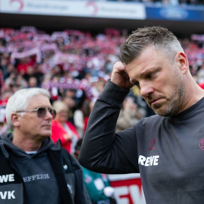 Lukas Kwasniok erlebte einen fordernden Tag im Rhein-Energie-Stadion. Der Trainer steckt in einer tiefen Krise.