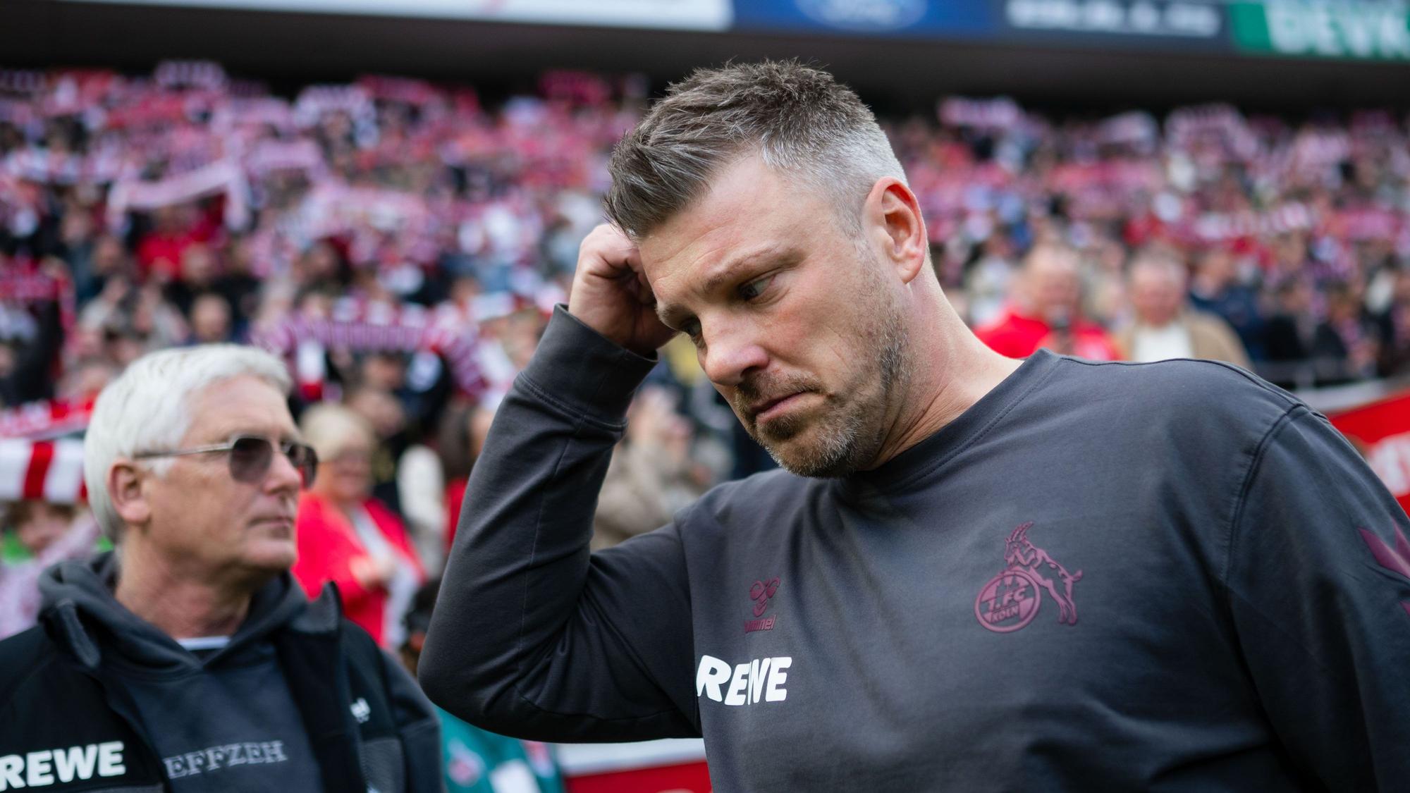 Lukas Kwasniok erlebte einen fordernden Tag im Rhein-Energie-Stadion. Der Trainer steckt in einer tiefen Krise.