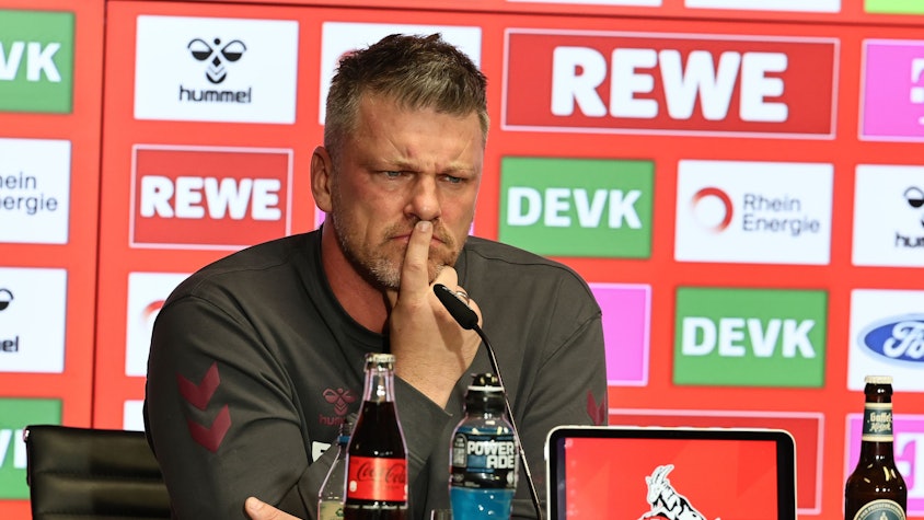 Lukas Kwasniok rümpft auf einer Pressekonferenz die Nase.