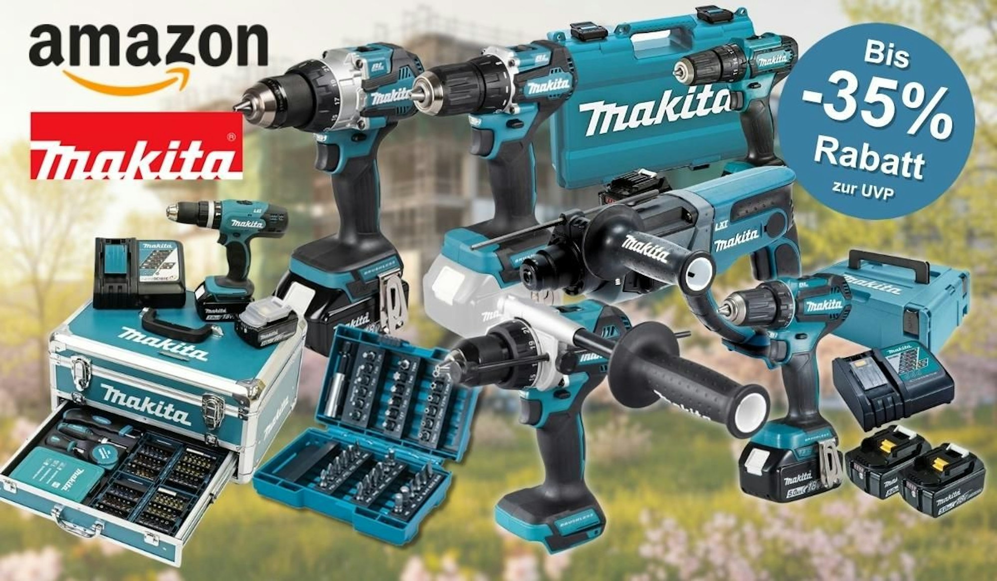 Makita Werkzeug Produktbilder Collage: Zu sehen sind mehrere Makita-Elektrowerkzeuge in der typischen türkis-schwarzen Farbgebung: darunter Akku-Bohrschrauber, ein Schlagbohrer, ein Bohrhammer, ein Winkelschleifer sowie ein Akku-Set mit zwei 18V-Akkus und Ladegerät. Links im Bild ein geöffneter Makita-Alukoffer mit umfangreichem Bit- und Bohrer-Zubehör. Im Hintergrund ein frühlingshafter Park mit blühenden Bäumen.