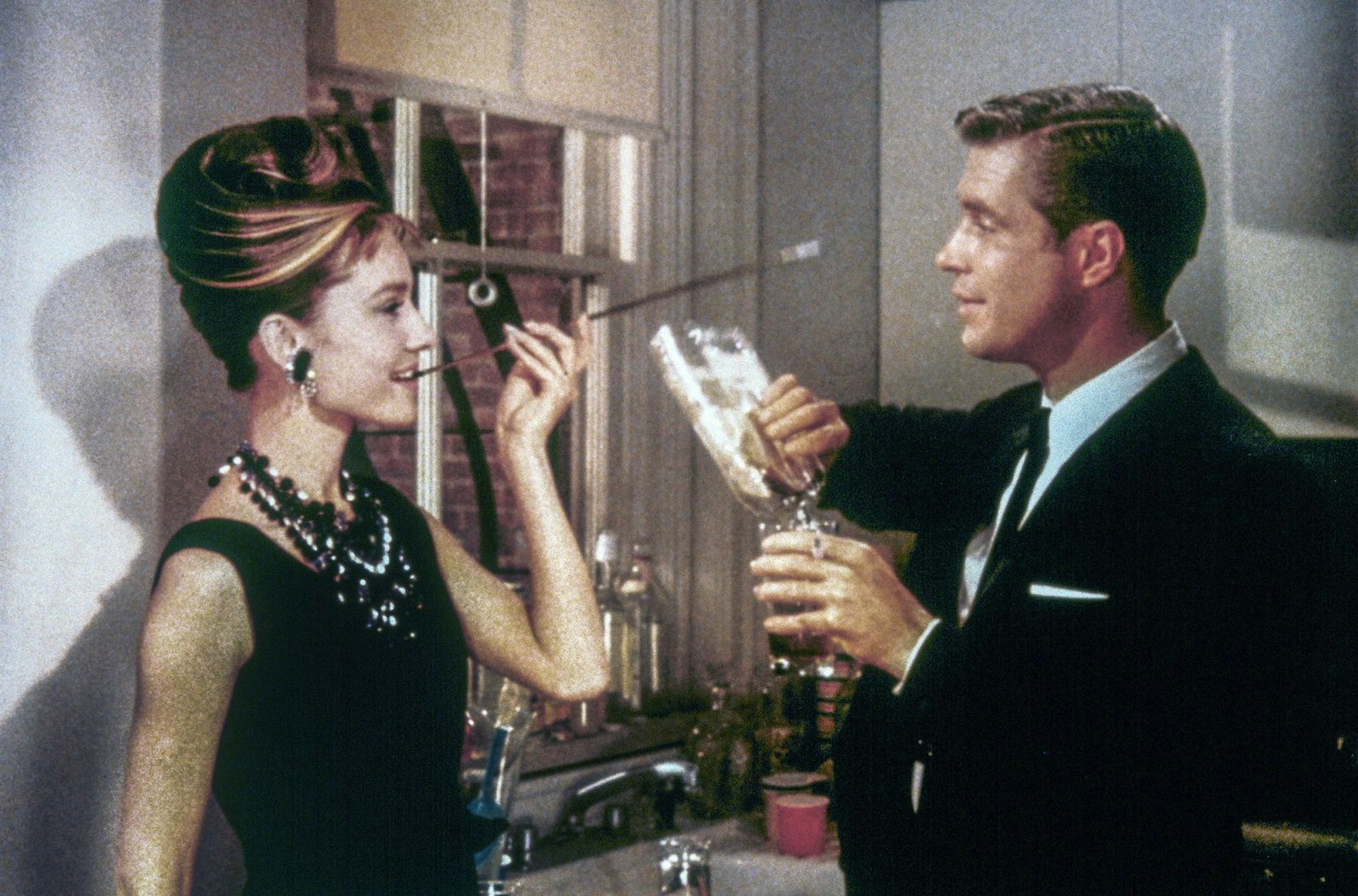 Die Serie „A-Team“ bescherte ihm seine letzte große Rolle, seinen größten Erfolg als Schauspieler hatte George Peppard bereits viel früher in seiner Karriere gefeiert: Im Filmklassiker „Frühstück bei Tiffany“ (1961, Bild) spielte er den mittellosen Schriftsteller Paul, in den sich die Hauptfigur Holly Golightly (Audrey Hepburn) verliebt. (Bild: Paramount Pictures 2018)