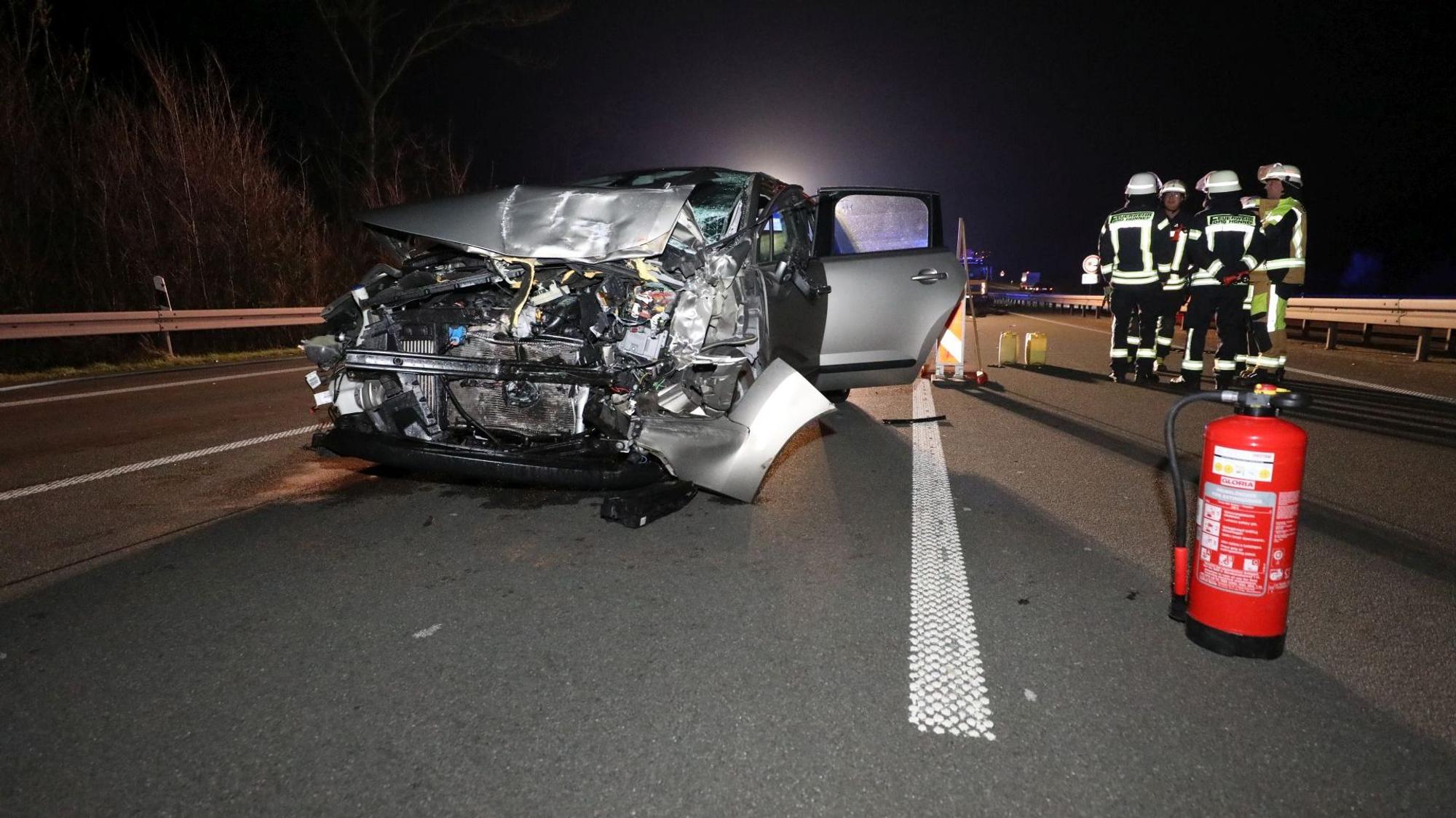 In der Nacht raste ein Peugeot in eine Baustellenabsicherung auf der A3 bei Aegidienberg.