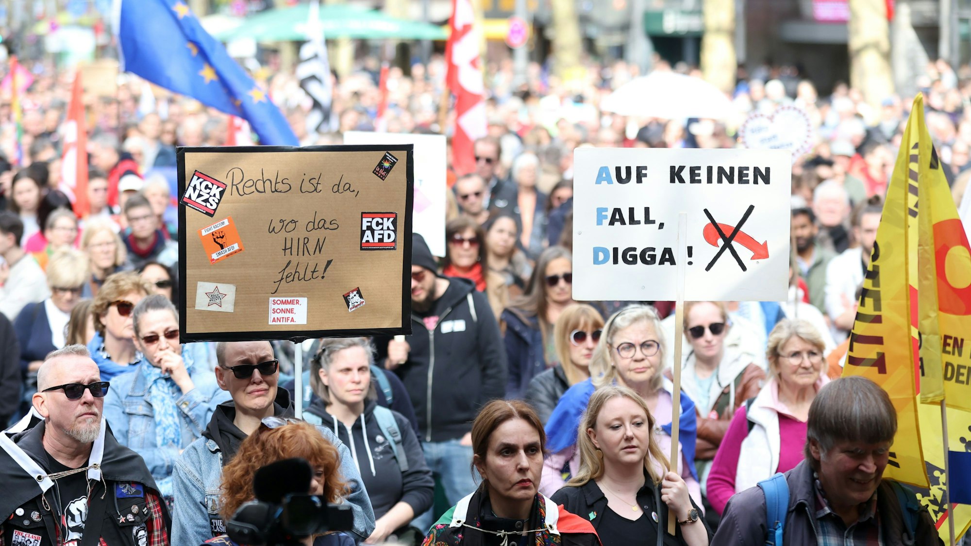 Die Bündnisse „Köln stellt sich quer“ und „Arsch huh“ organisieren die Demonstration gegen Rassismus und für die Demokratie.