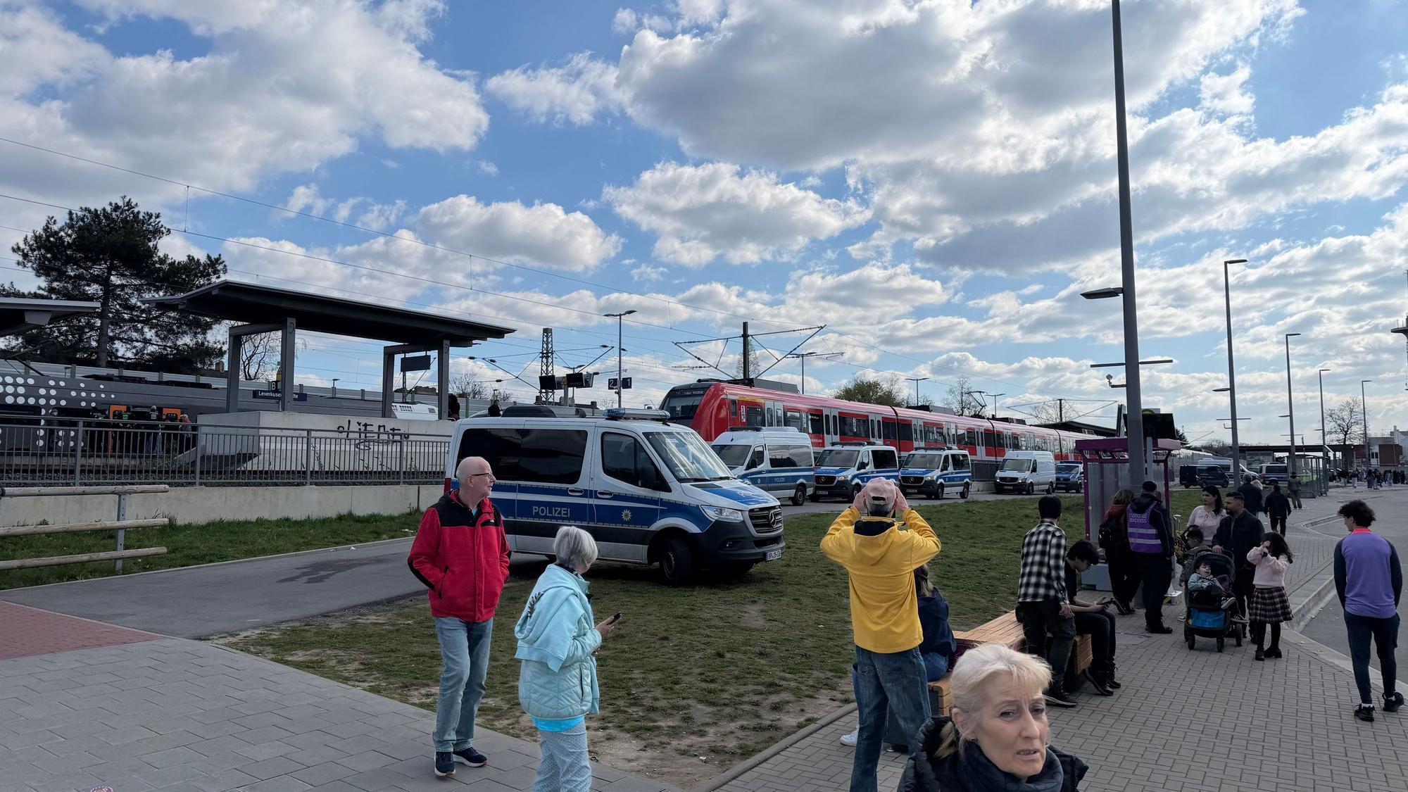 Fahrgäste warten am Bahnhof Leverkusen.