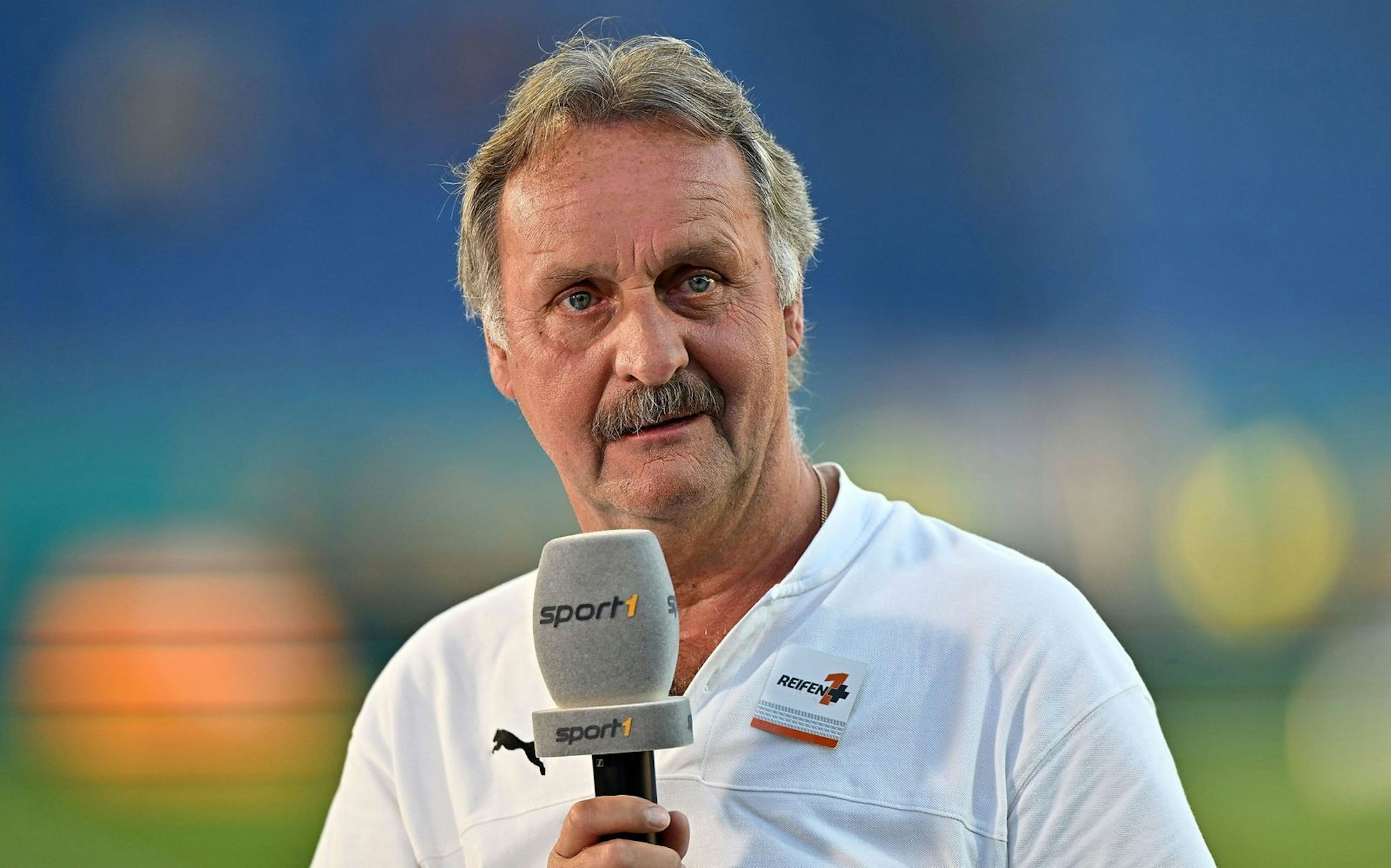 Peter Neururer ist immer noch nah dran am Platz, wo ja bekanntlich die Wahrheit liegt. (Bild: IMAGO/Jan Huebner)