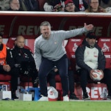 Lukas Kwasniok gestikuliert an der Seitenlinie.