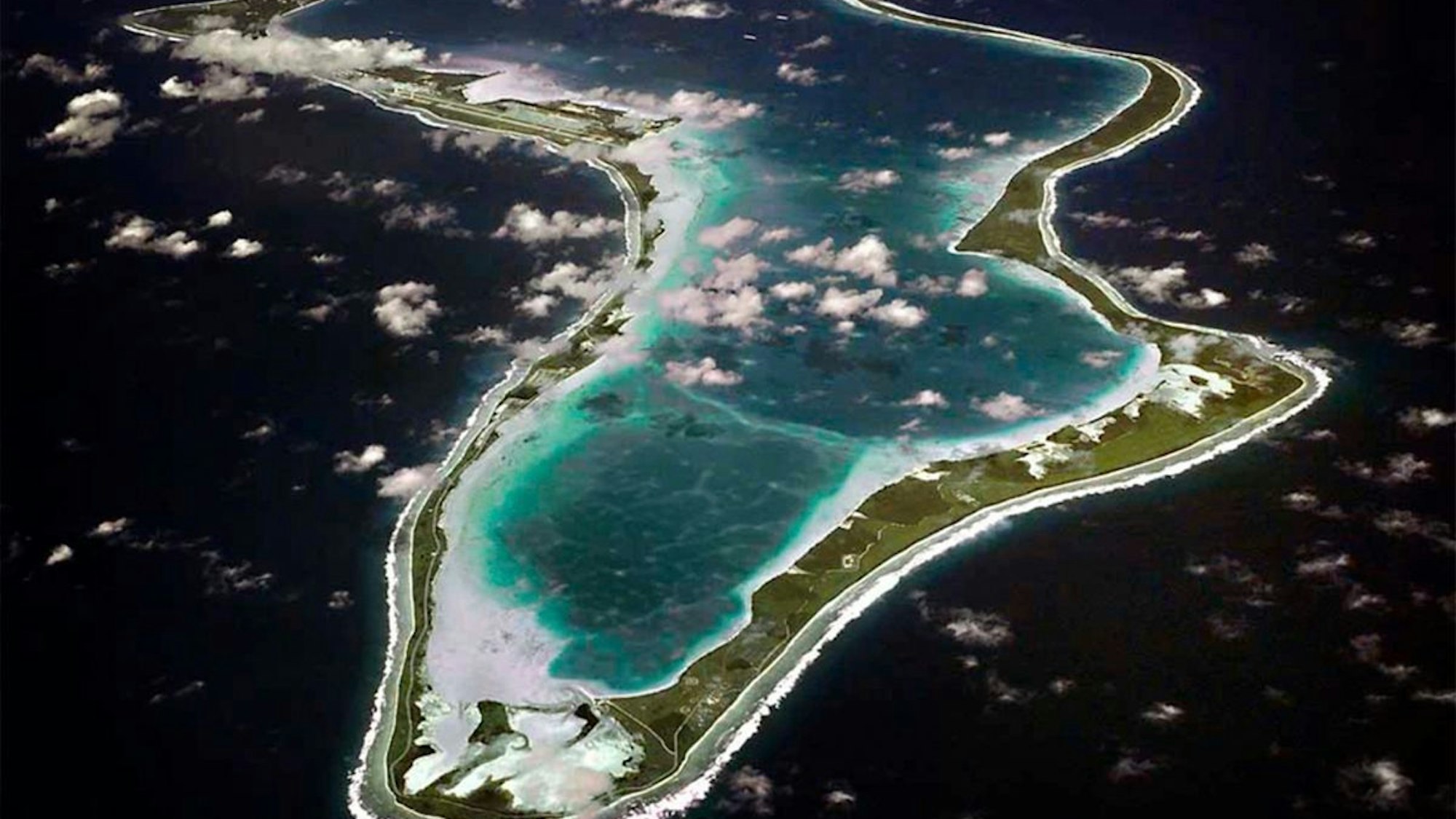 Dieses von der U.S. Navy veröffentlichte Bild zeigt eine Luftaufnahme von Diego Garcia, einem Atoll des Chagos-Archipels.
