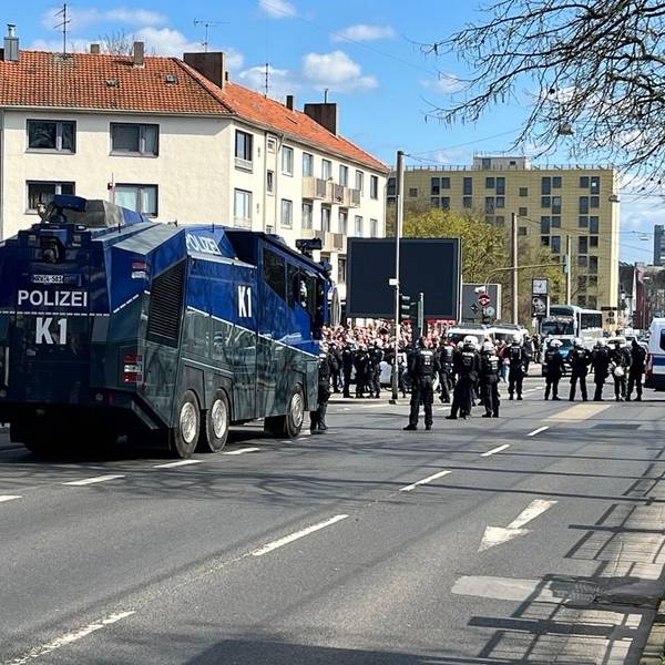 Ein Wasserwerfer steht vor dem Derby gegen Gladbach in Köln auf der Aachener Straße.