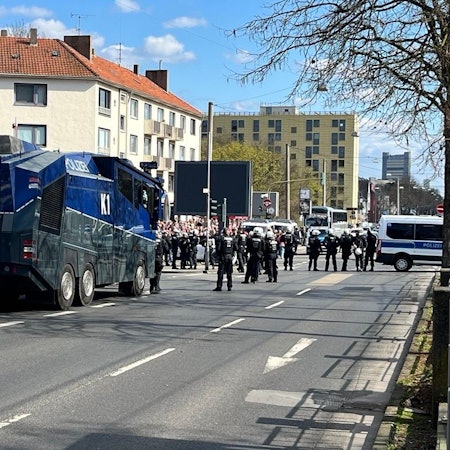 Ein Wasserwerfer steht vor dem Derby gegen Gladbach in Köln auf der Aachener Straße.