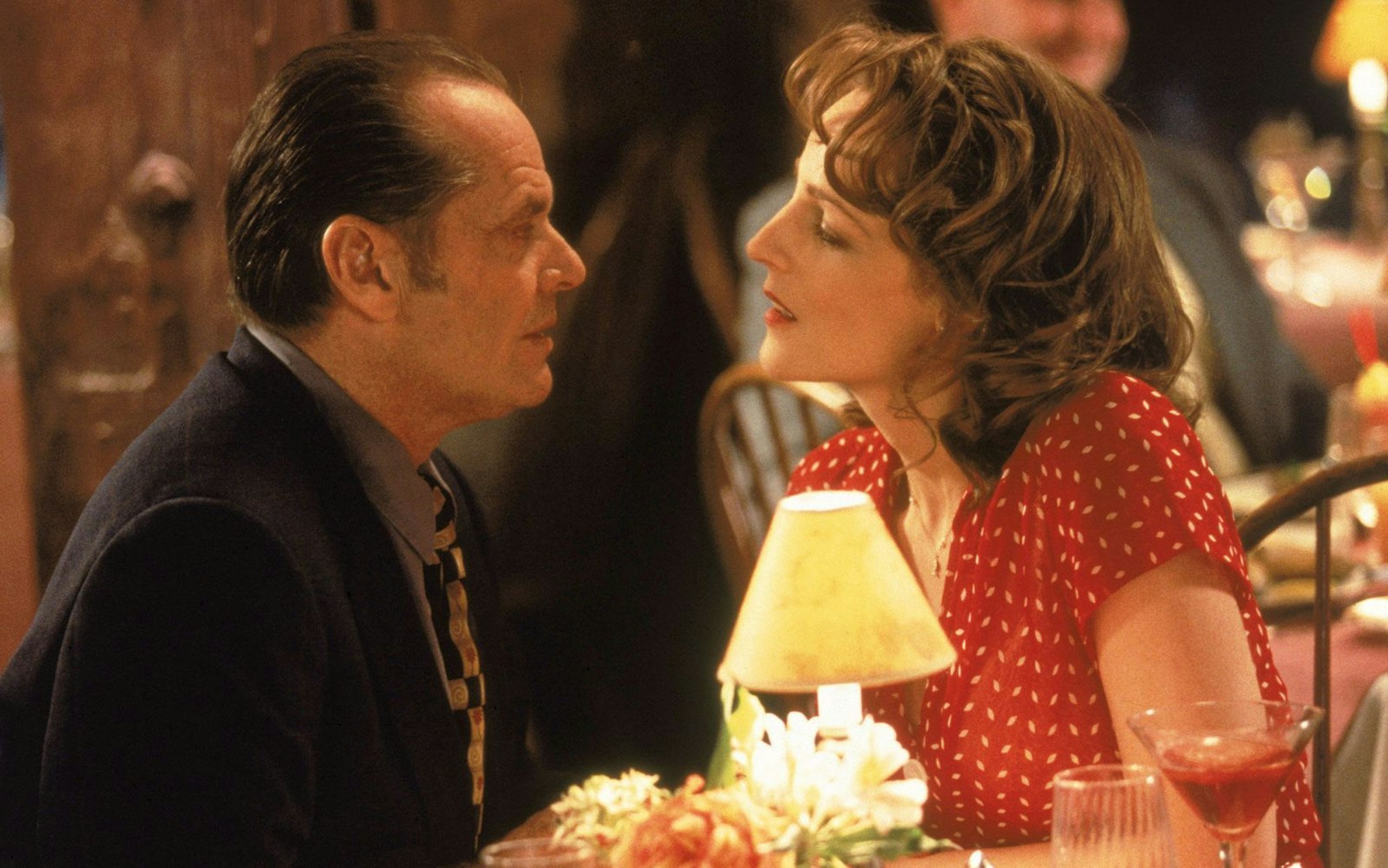 Wie kann es Liebe werden? Es gibt doch für Melvin (Jack Nicholson) keine größere Freude, als der Kellnerin Carol (Helen Hunt) den Tag zu vermiesen. (Bild: ZDF/ARD Degeto/TriStar Pictures, inc)