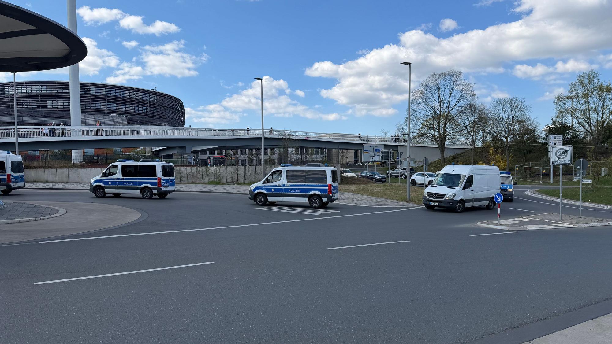Mehrere Fahrzeuge der Bundespolizei stehen am Bahnhof Leverkusen im Einsatz, nachdem es zuvor zu einem Zwischenfall in einem Regionalzug gekommen war.