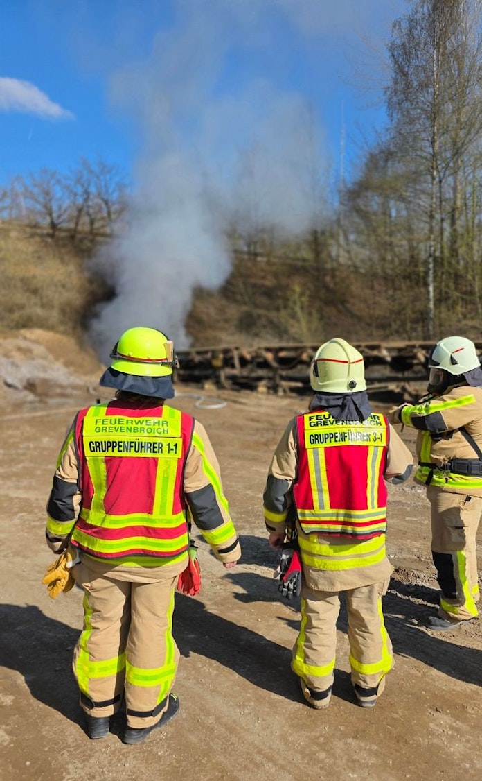 Zwei Verletzte bei Brand in Bergbaubetrieb in Grevenbroich.