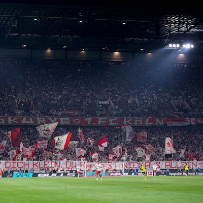 Banner beim Spiel gegen Dortmund: „Nichts kriegt dich klein. Du kämpfst niemals allein.“