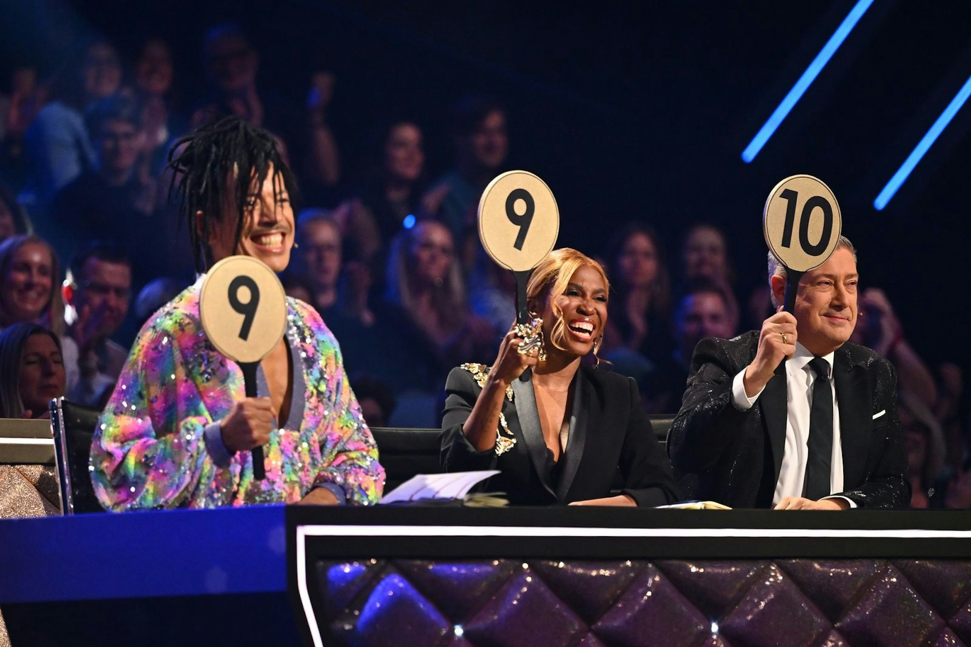 Eine Seltenheit: Joachim Llambi (rechts) zückt die 10! (Bild: RTL / Willi Weber)