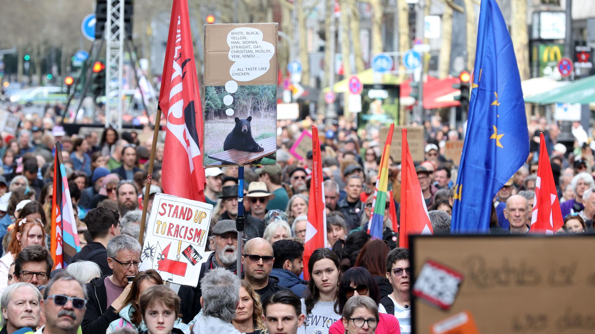 Die Bündnisse „Köln stellt sich quer“ und „Arsch huh“ organisieren die Demonstration gegen Rassismus und für die Demokratie.