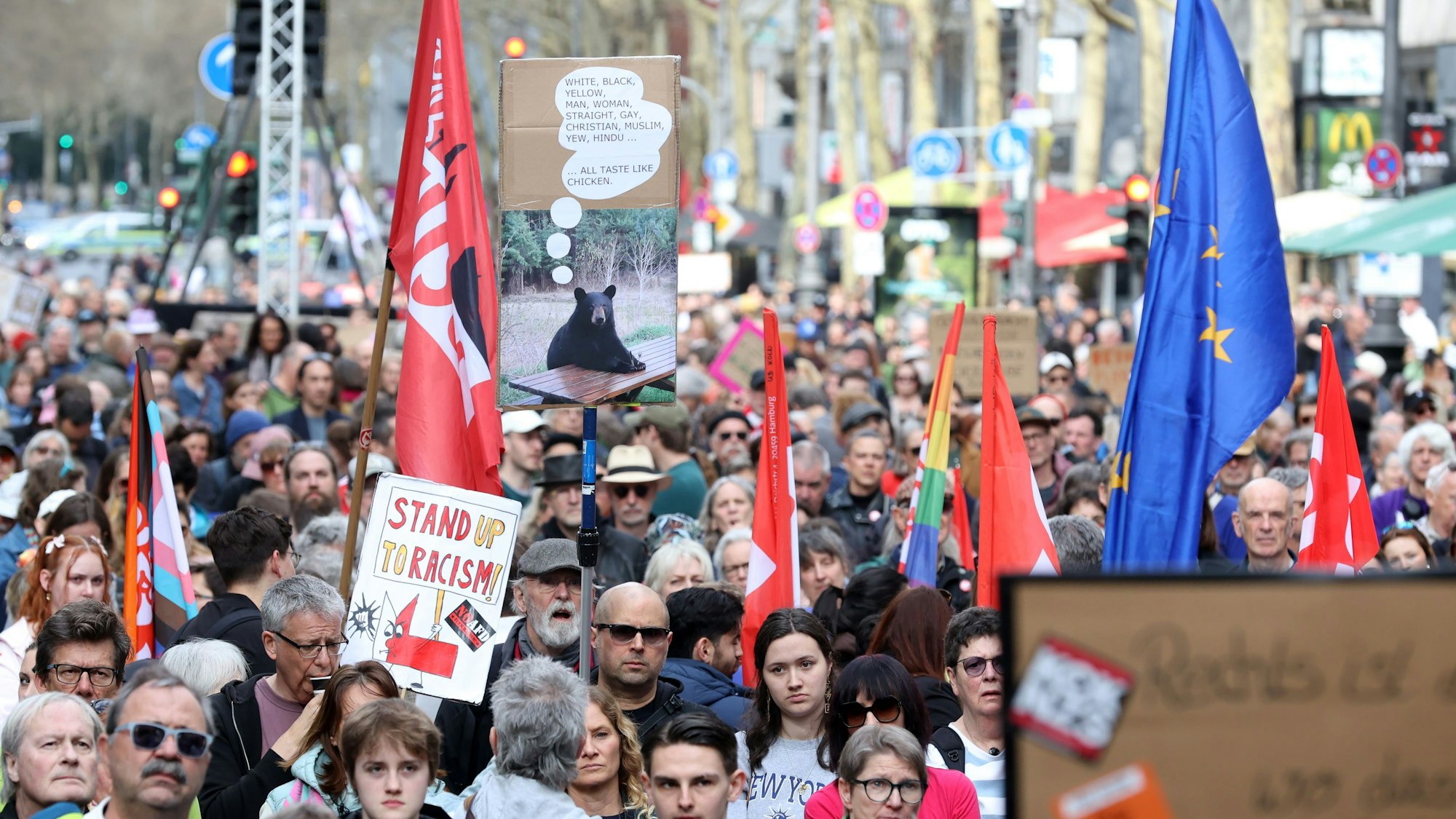 Die Bündnisse „Köln stellt sich quer“ und „Arsch huh“ organisieren die Demonstration gegen Rassismus und für die Demokratie.