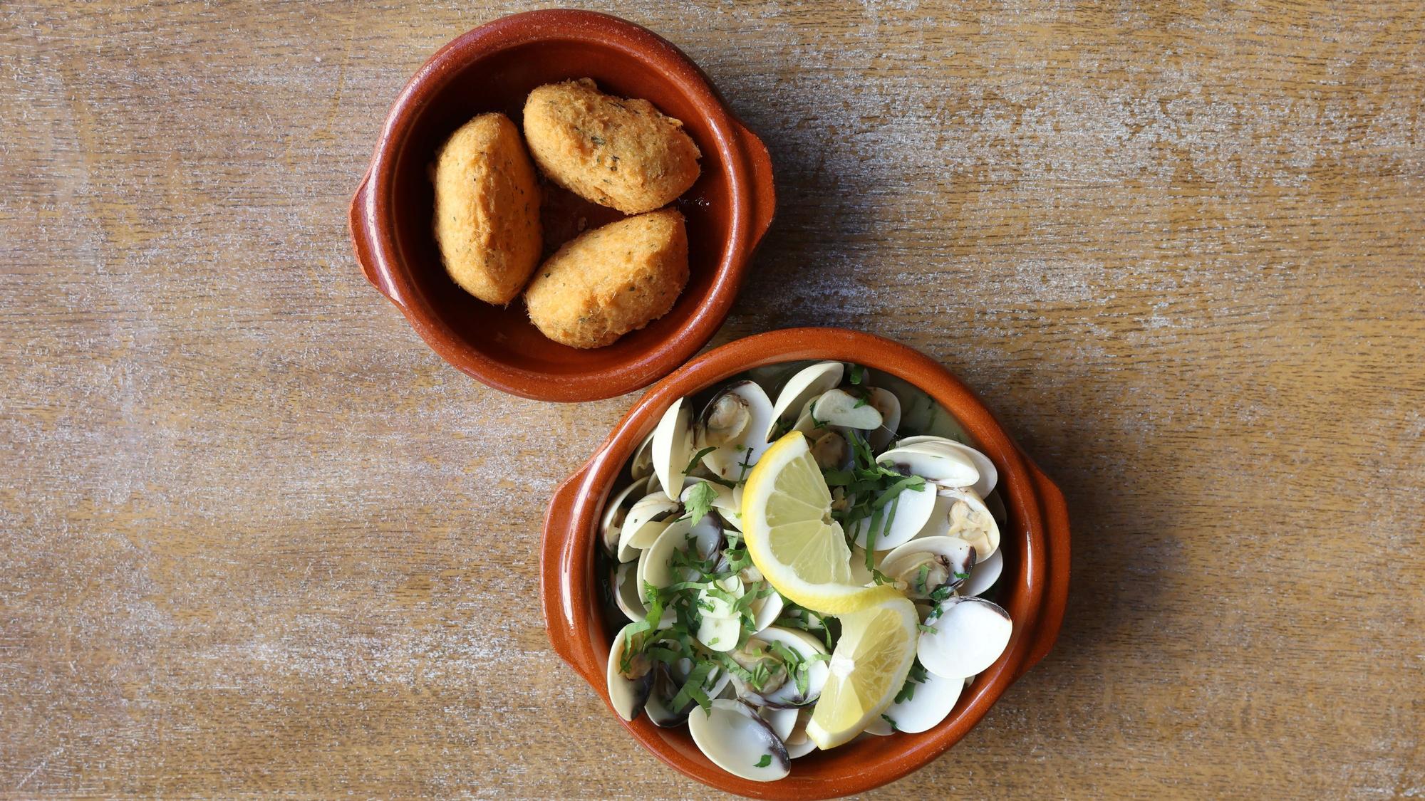 Muscheln in Koriander und Stockfisch-Kroketten – zwei Gründe, um im „Vasco da Gama“ zu essen.