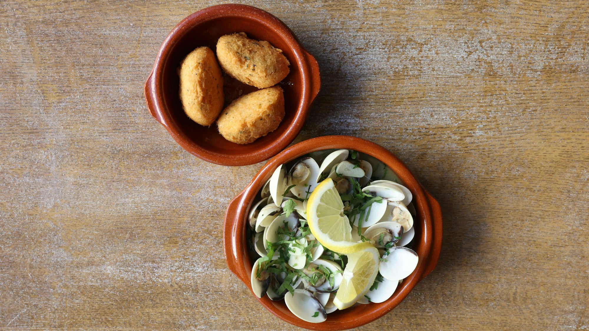 Muscheln in Koriander und Stockfisch-Kroketten – zwei Gründe, um im „Vasco da Gama“ zu essen.