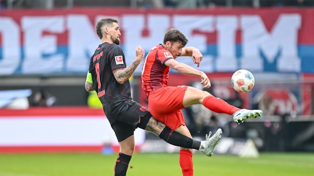 21.03.2026, Baden-Württemberg, Heidenheim: Fußball, Männer: Bundesliga, 1. FC Heidenheim - Bayer Leverkusen, 27. Spieltag, Voith-Arena. Robert Andrich (l, Bayer 04 Leverkusen) in Aktion gegen Luca Kerber (1. FC Heidenheim 1846). Foto: Harry Langer/dpa - WICHTIGER HINWEIS: Gemäß den Vorgaben der DFL Deutsche Fußball Liga bzw. des DFB Deutscher Fußball-Bund ist es untersagt, in dem Stadion und/oder vom Spiel angefertigte Fotoaufnahmen in Form von Sequenzbildern und/oder videoähnlichen Fotostrecken zu verwerten bzw. verwerten zu lassen. +++ dpa-Bildfunk +++