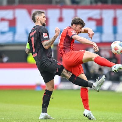 21.03.2026, Baden-Württemberg, Heidenheim: Fußball, Männer: Bundesliga, 1. FC Heidenheim - Bayer Leverkusen, 27. Spieltag, Voith-Arena. Robert Andrich (l, Bayer 04 Leverkusen) in Aktion gegen Luca Kerber (1. FC Heidenheim 1846). Foto: Harry Langer/dpa - WICHTIGER HINWEIS: Gemäß den Vorgaben der DFL Deutsche Fußball Liga bzw. des DFB Deutscher Fußball-Bund ist es untersagt, in dem Stadion und/oder vom Spiel angefertigte Fotoaufnahmen in Form von Sequenzbildern und/oder videoähnlichen Fotostrecken zu verwerten bzw. verwerten zu lassen. +++ dpa-Bildfunk +++