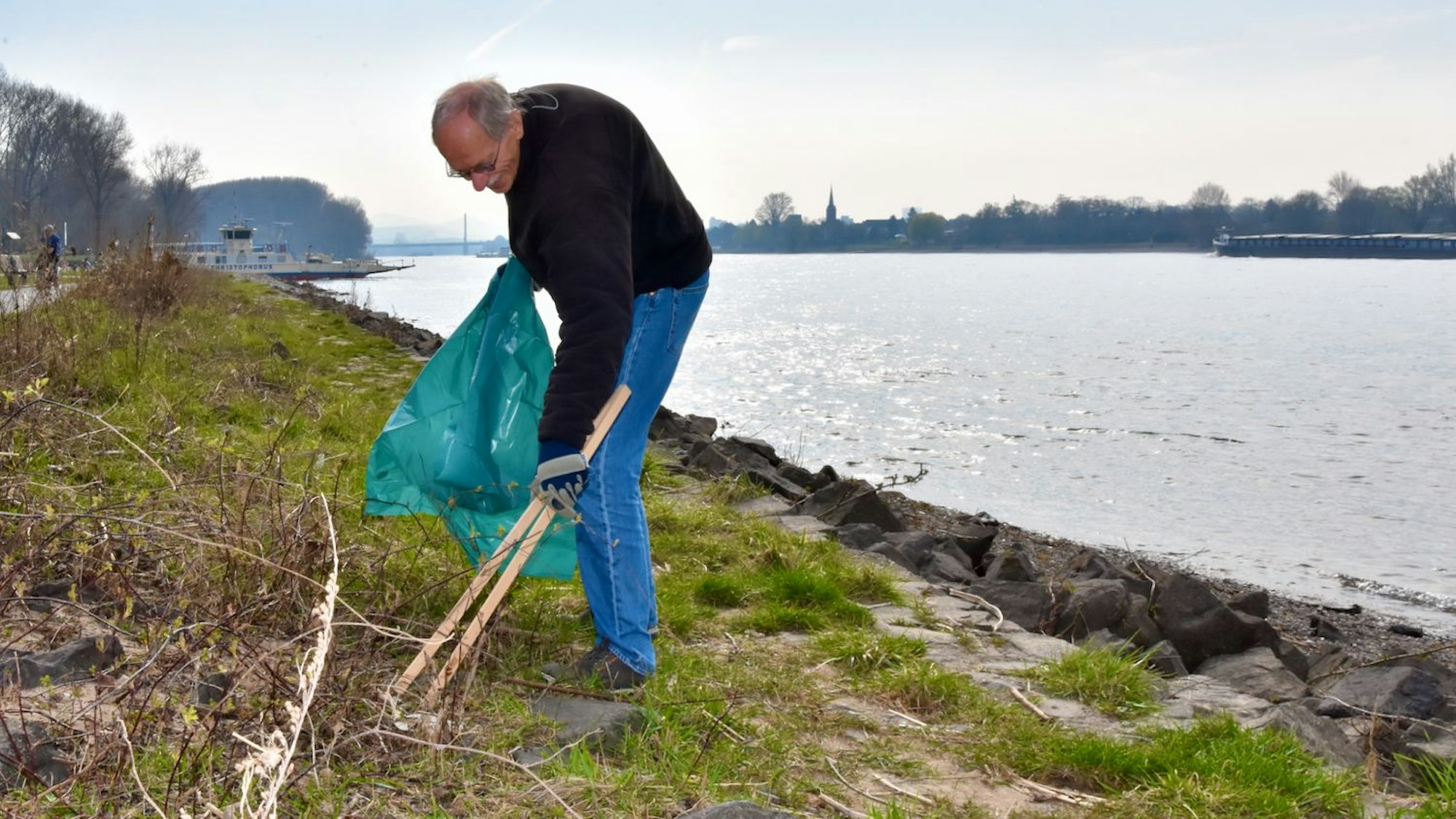 Ingo von Conta beteiligte sich an der vom Verein Pfaffenhütchen organisierten Aktion am Rheinufer in Niederkassel.