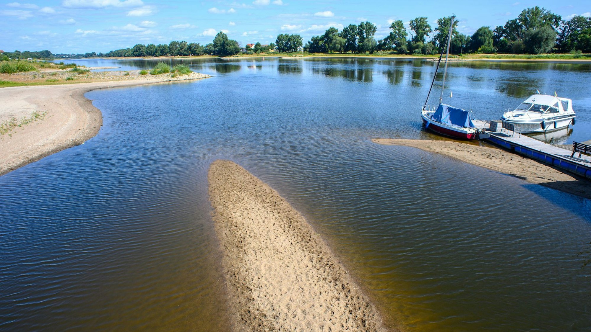Niedriger Pegelstand an der Elbe