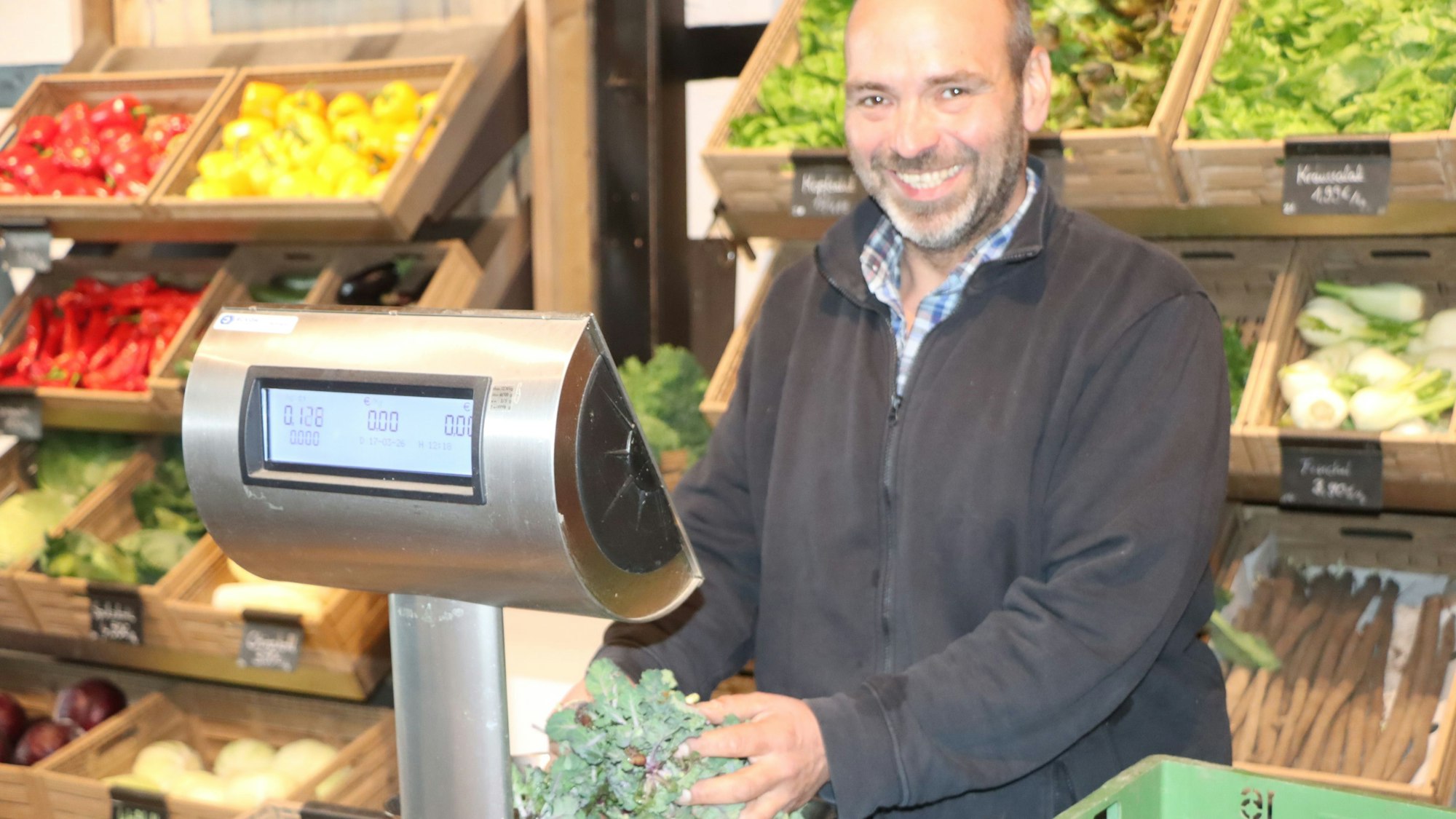 Zu sehen ist Landwirt Andreas Forschbach in seinem Hofladen.