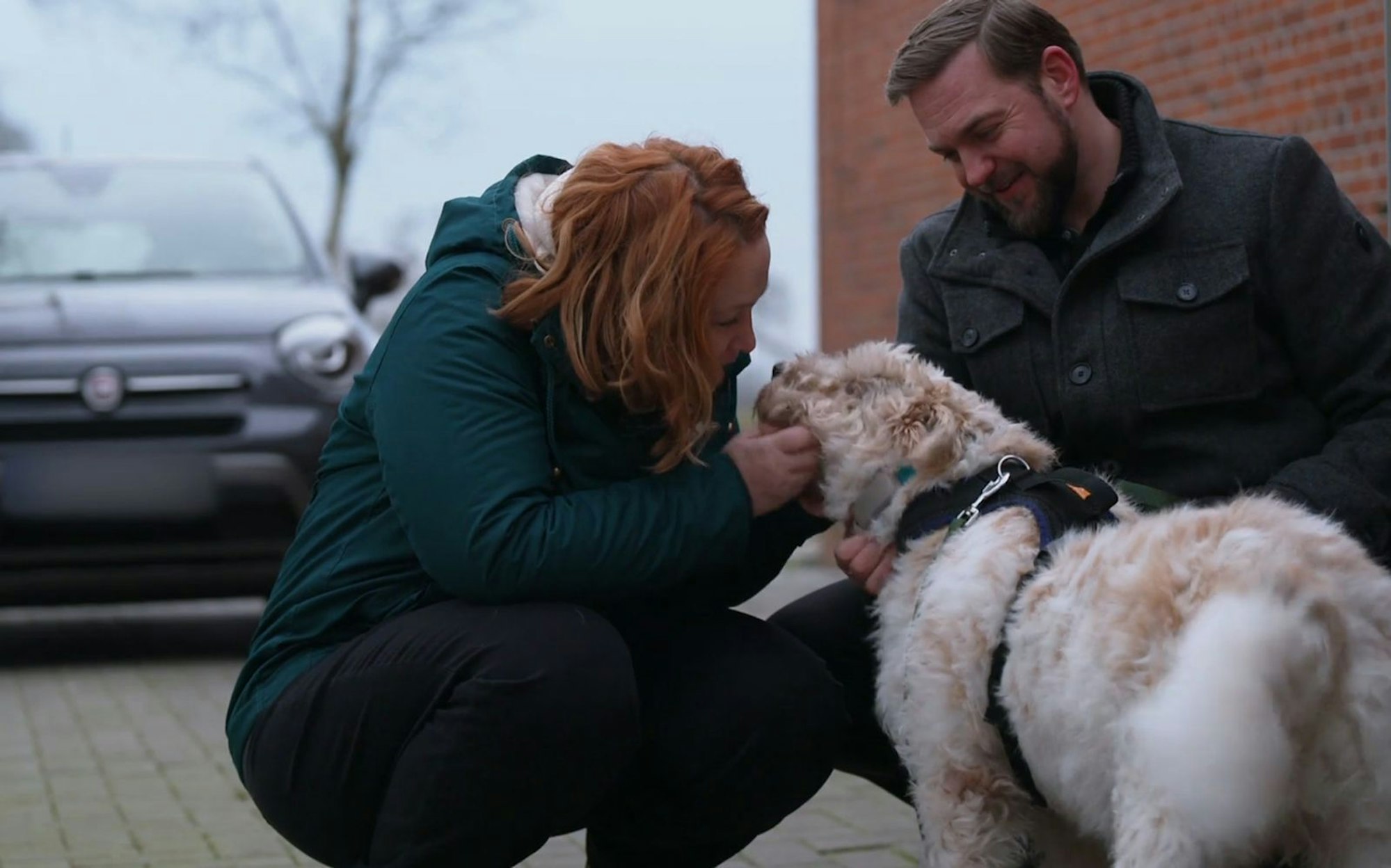 Bei der Übergabe stimmt die Chemie schon mal. (Bild: RTL)